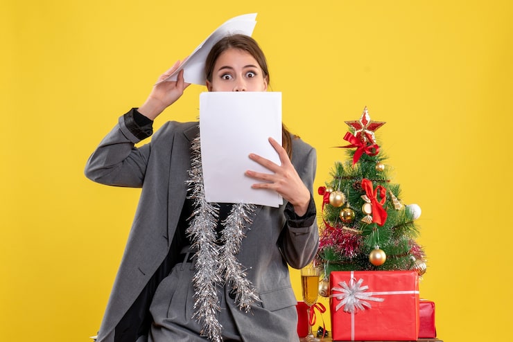 Foto grátis jovem expressiva posando para o natal