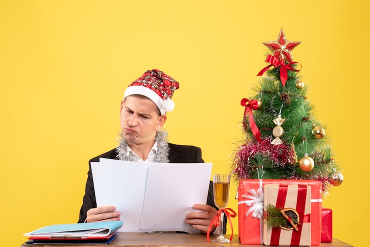 Foto grátis jovem expressivo posando para o natal
