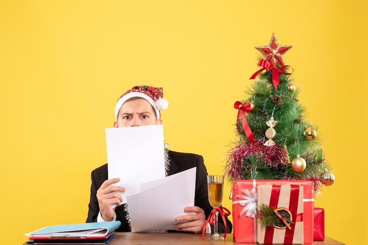 Foto grátis jovem expressivo posando para o natal