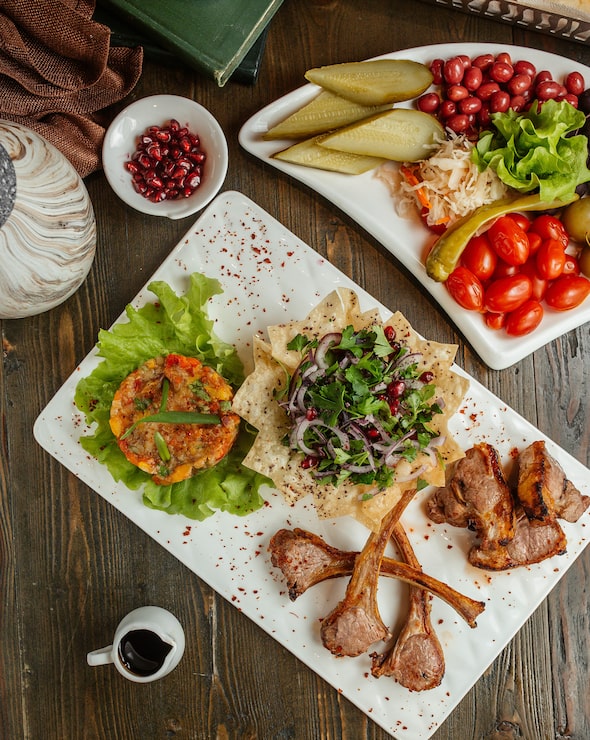 Foto grátis kabab de carne servido com salada de mangal, cebola, verduras e picles