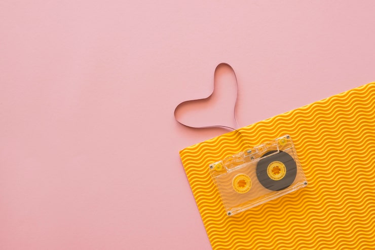 Foto grátis lay plano de conceito de música com cassete