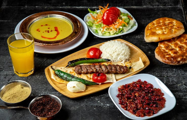 Foto grátis lula kebab adjika arroz pimenta tomate vista de lado