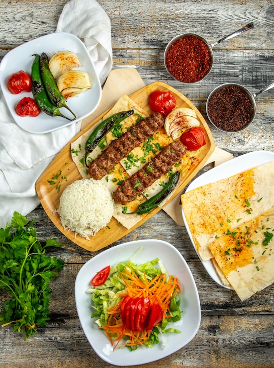 Foto grátis lula kebab com arroz salada legumes vista superior