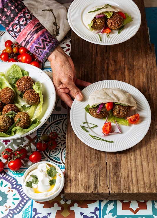Foto grátis mão segurando o prato de comida judaica