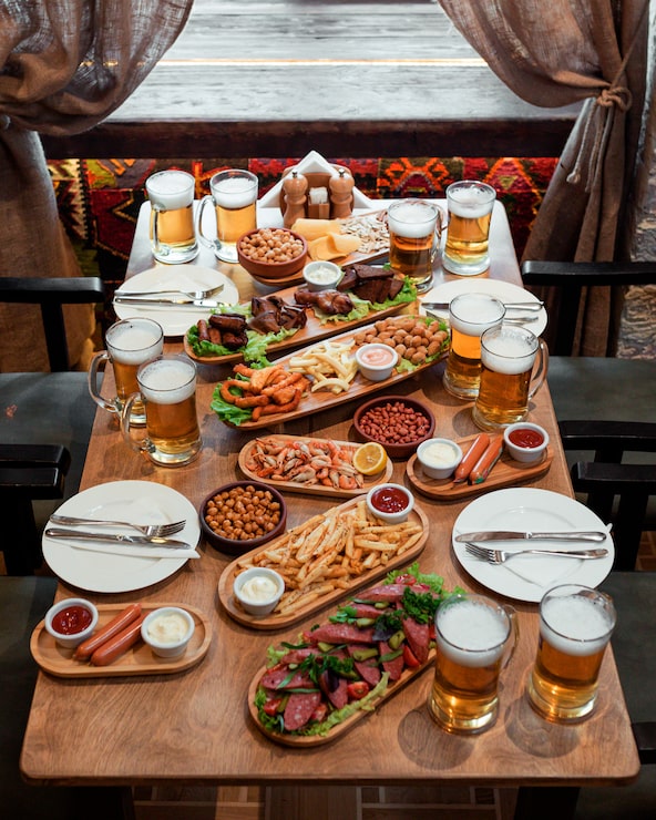 Foto grátis mesa com muitos petiscos e cerveja