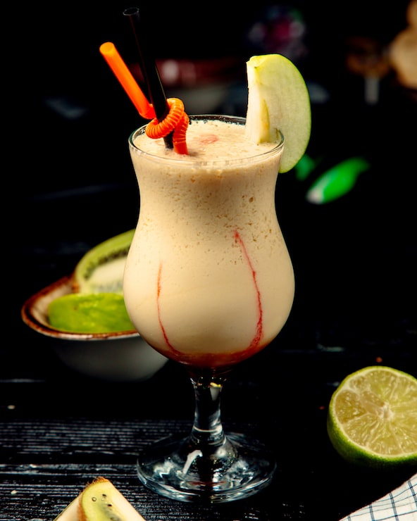 Foto grátis milk-shake fresco na mesa