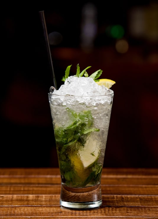 Foto grátis mojito clássico com folhas de hortelã