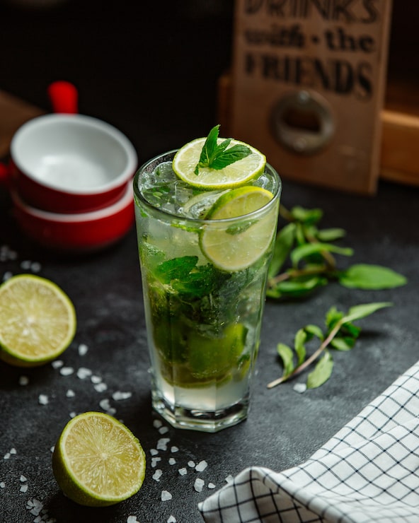 Foto grátis mojito com limão, hortelã e cubos de gelo.