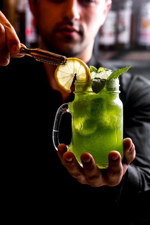 Foto grátis mojito de hortelã de limão vista lateral