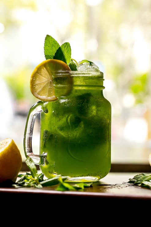 Foto grátis mojito de hortelã de limão vista lateral