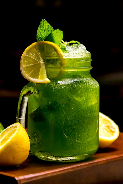 Foto grátis mojito de hortelã de limão vista lateral