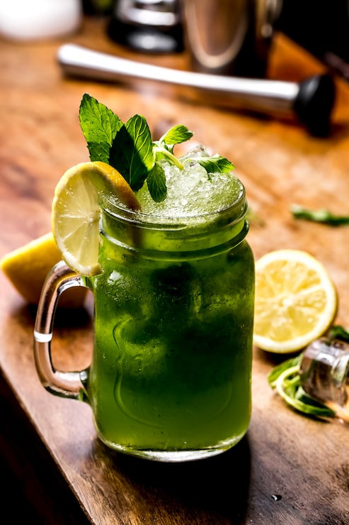 Foto grátis mojito de hortelã de limão vista lateral