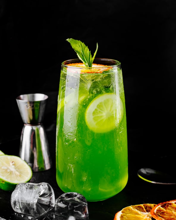 Foto grátis mojito de limão verde limão com folhas de hortelã.