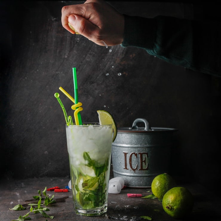 Foto grátis mojito de vista lateral coquetel com hortelã, limão, gelo, balde de gelo