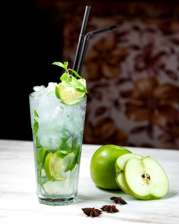 Foto grátis mojito e maçã fatiada na mesa