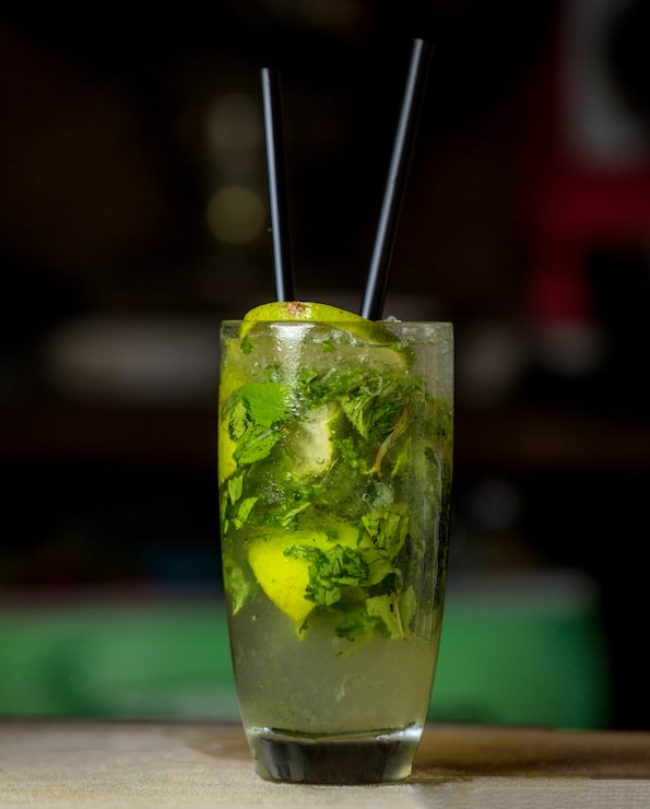 Foto grátis mojito fresco na mesa.