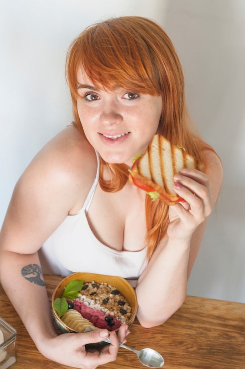Foto grátis mulher jovem, segurando tigela, granola oatmeal, e, sanduíche grelhado