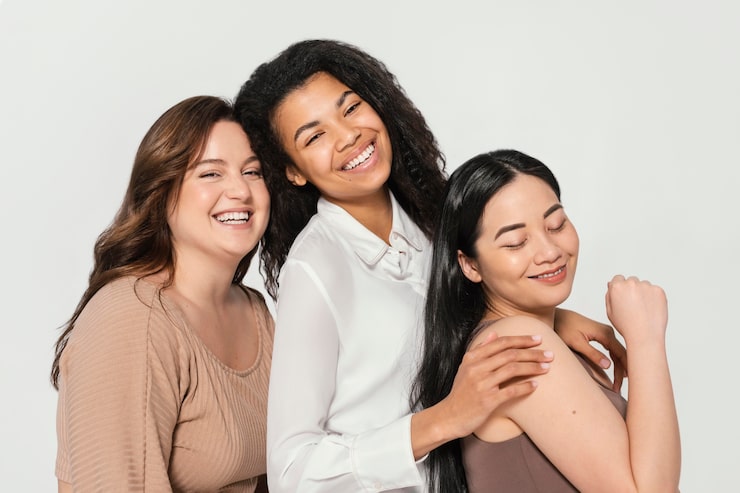 Foto grátis mulheres bonitas a posar juntas.