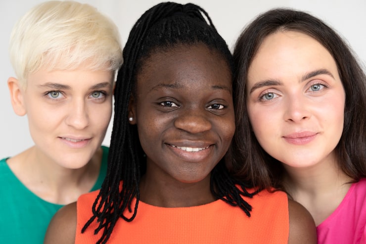 Foto grátis mulheres juntas e cuidando umas das outras