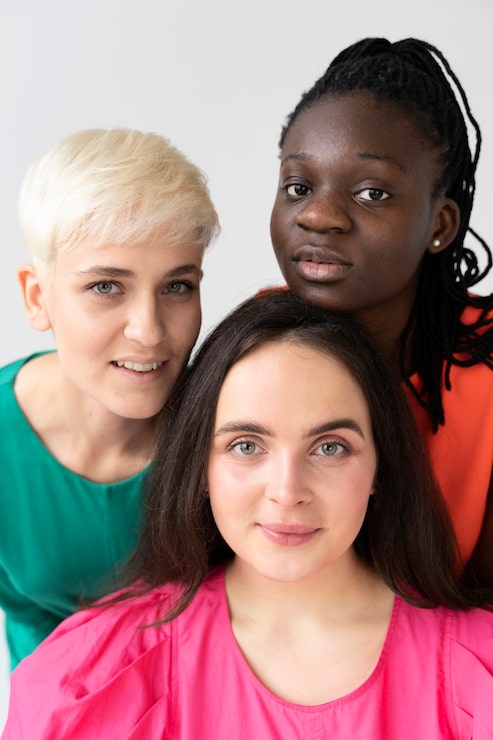 Foto grátis mulheres juntas e cuidando umas das outras