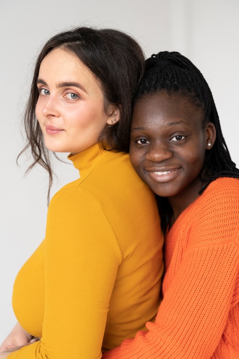 Foto grátis mulheres juntas e cuidando umas das outras