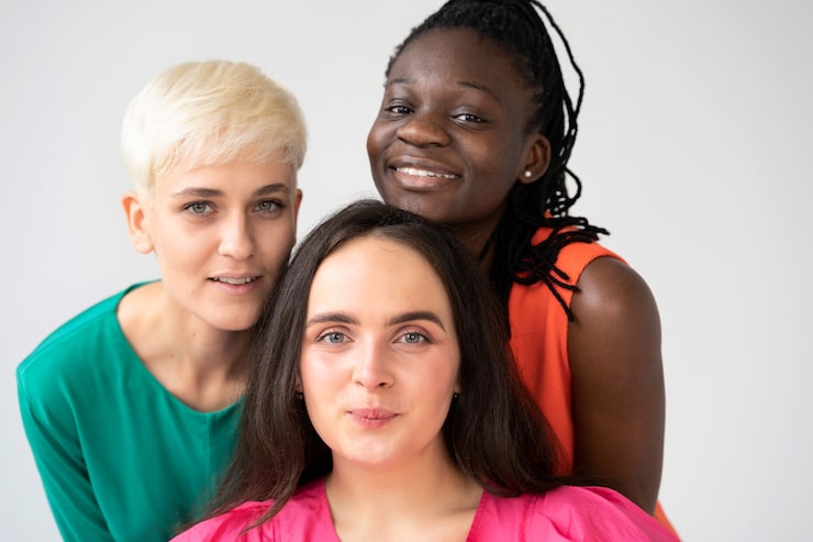 Foto grátis mulheres juntas e cuidando umas das outras