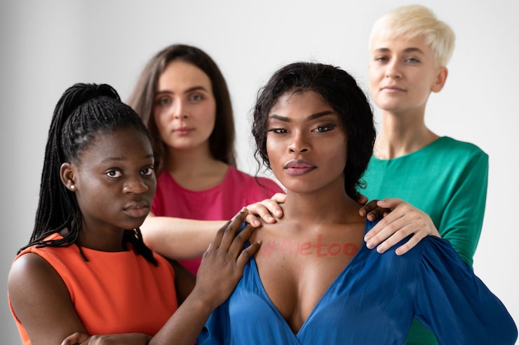 Foto grátis mulheres juntas e cuidando umas das outras