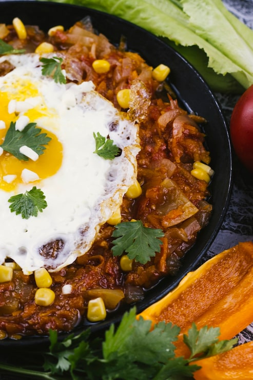 Foto grátis pan com ovos e comida mexicana
