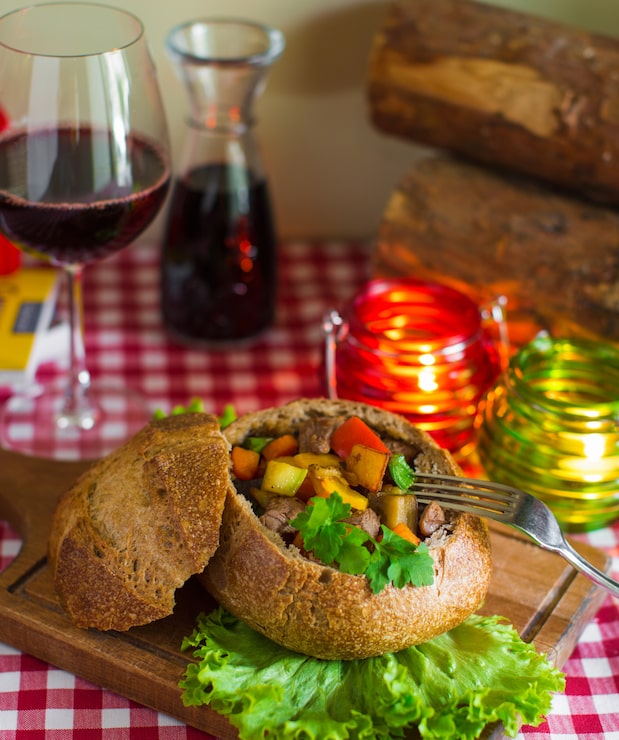 Foto grátis prato de carne assada com batatas, cenoura e pimenta na tigela de pão