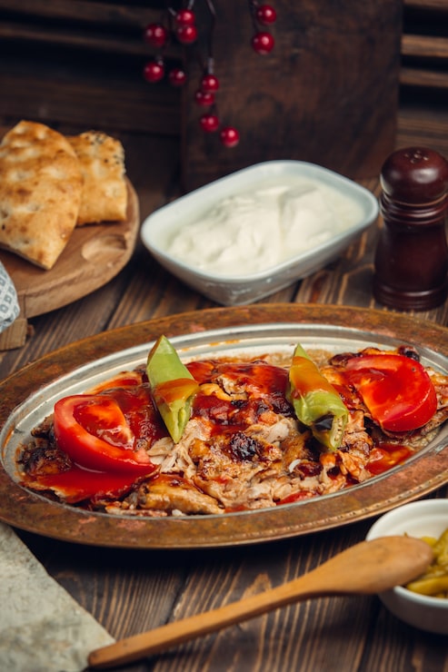 Foto grátis prato de pedaços de frango grelhado com molho de tomate por cima