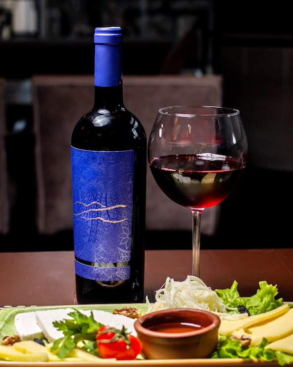 Foto grátis prato de queijo servido com vinho