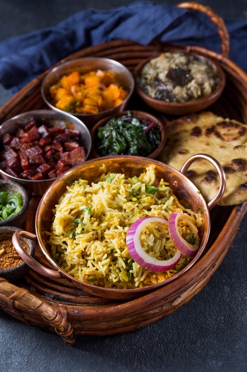 Foto grátis refeição deliciosa do paquistão em um cesto alto