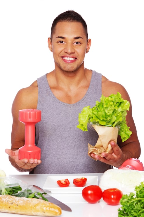 Foto grátis retrato de homem saudável posando no estúdio com salada