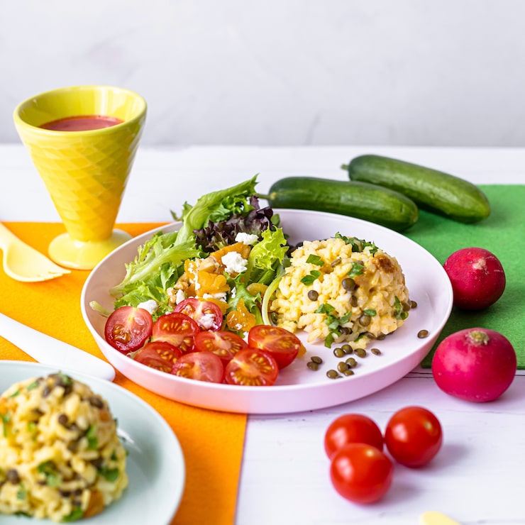 Foto grátis risoto de abóbora, salada fresca para crianças