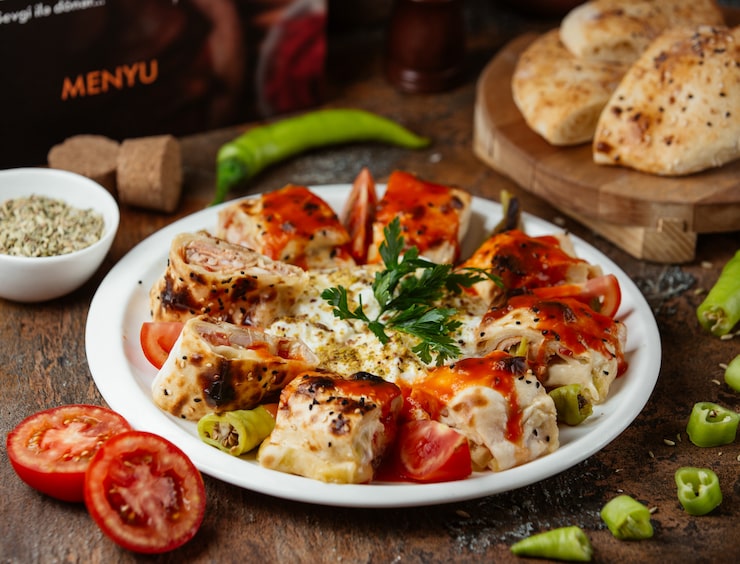 Foto grátis rolos de lavash com recheios e tomates.