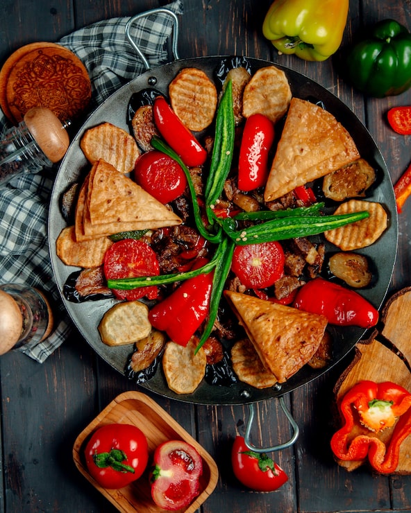 Foto grátis sábio de carne com cogumelos batatas e legumes vista superior