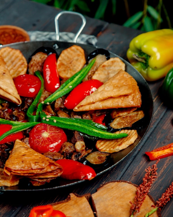 Foto grátis sábio de carne com cogumelos batatas pimentos e berinjela