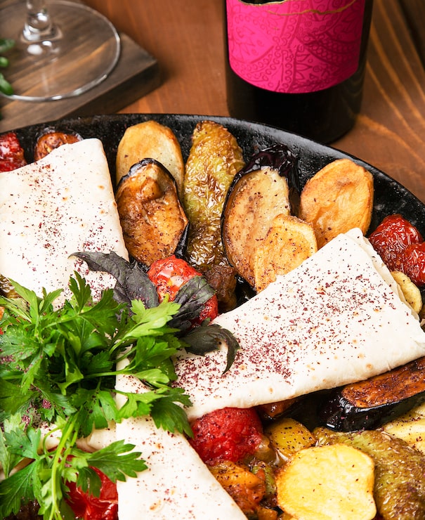 Foto grátis sac ici, tradicional refeição caucasiana com carne frita e legumes, servidos com lavash