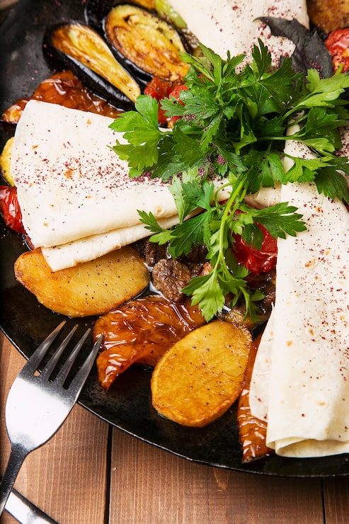 Foto grátis sac ici, tradicional refeição caucasiana com carne frita e legumes, servidos com lavash