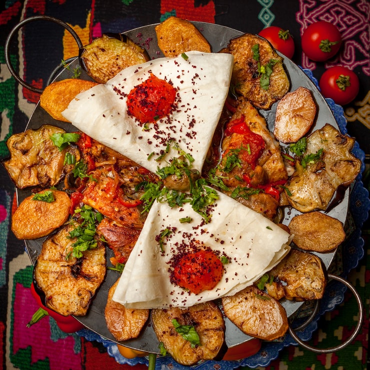 Foto grátis saco de frango vista superior com lavash e tomate