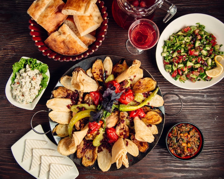 Foto grátis sadj com outros alimentos na mesa