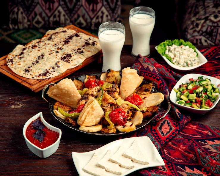 Foto grátis sadj com salada de pastor e copos de ayran