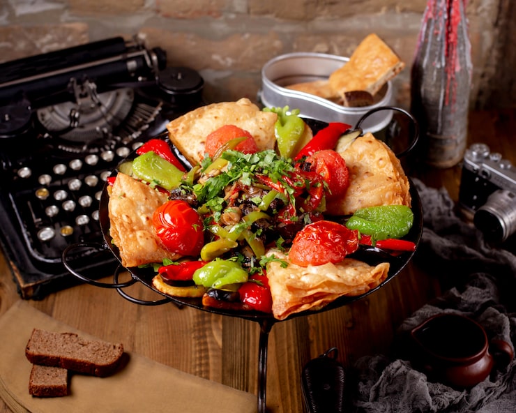Foto grátis saj de legumes do azerbaijão com tomate e pimentão e salada de cogumelos e berinjela