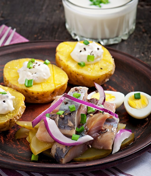 Foto grátis salada de arenque com cebola e maçã verde
