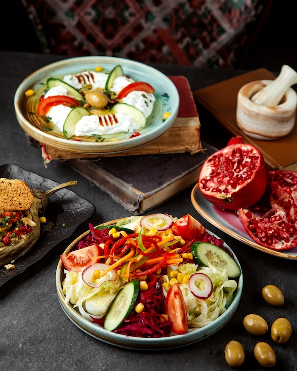 Foto grátis salada de legumes e prato com romãs