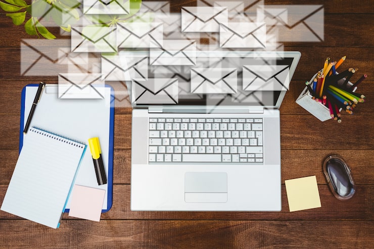 Foto grátis secretária com envelopes e laptop