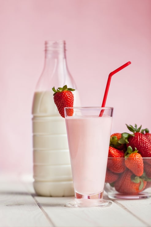 Foto grátis shake de leite de morango fresco em madeira
