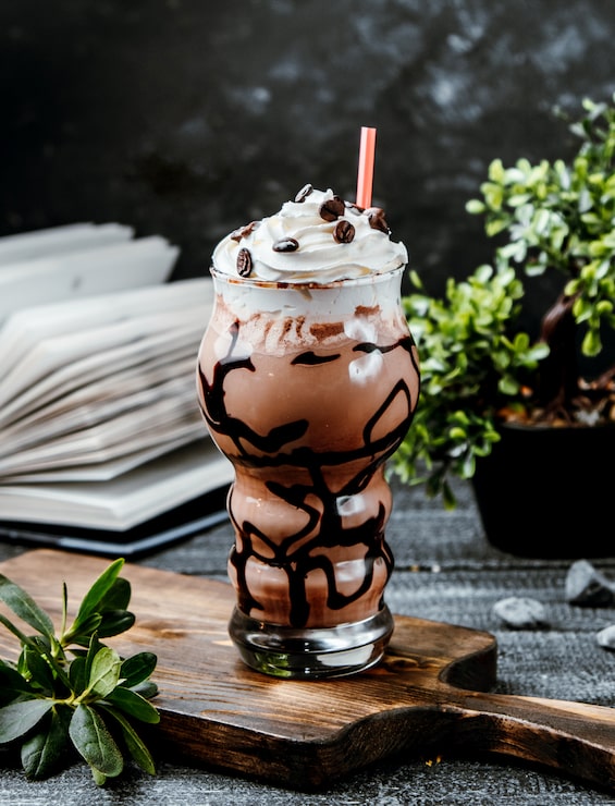 Foto grátis shake frio caramelo com creme