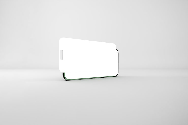 Foto grátis smartphone com tela em branco isolada em fundo branco perfeito para maquete
