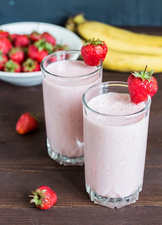 Foto grátis smoothie de morango e banana bebida saudável para o pequeno-almoço em copo
